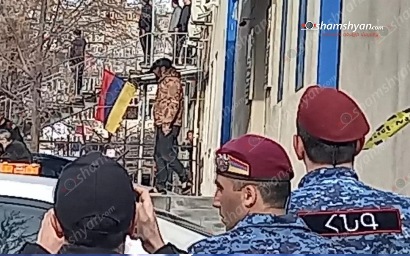 Ermenistan'da karakola girmeye  çalışan silahlı kişiler etkisiz hale getirildi